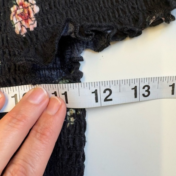 Ardene Black Off the Shoulder Ruched dainty Floral crop top women's size Medium - Picture 5 of 6